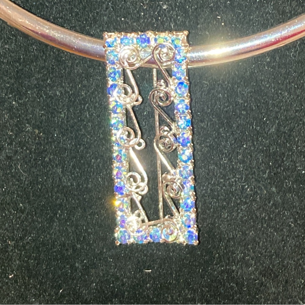 VINTAGE RECTANGULAR SILVER TONE RHINESTONE BROOCH WITH SPIRALS - UNSIGNED - Picture 6 of 10